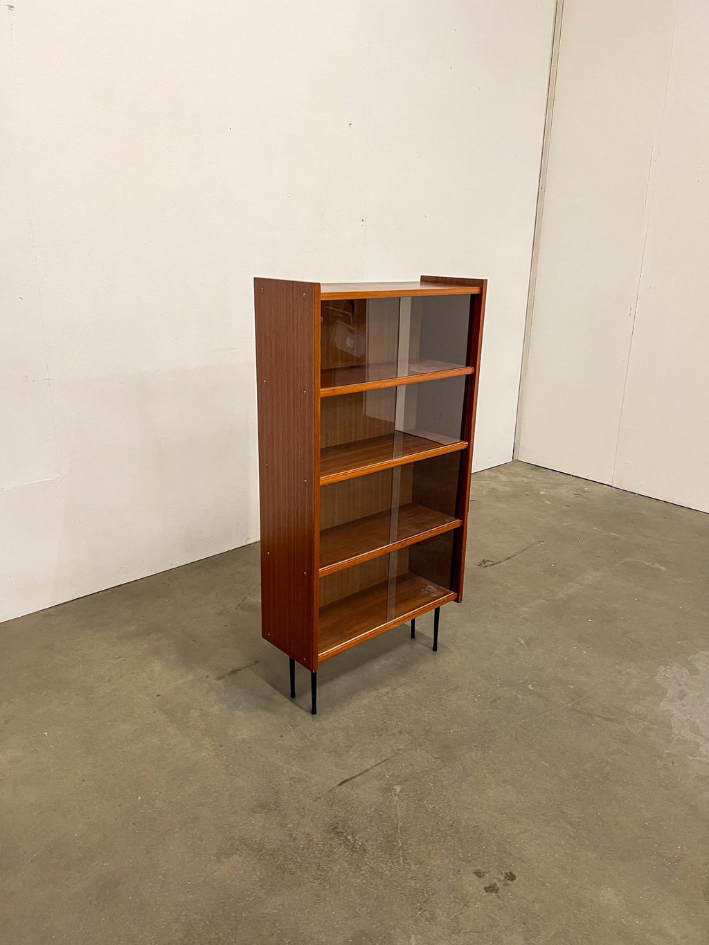 Vitrine bibliothèque en teck vintage – meuble scandinave étagère vitrée années 60
