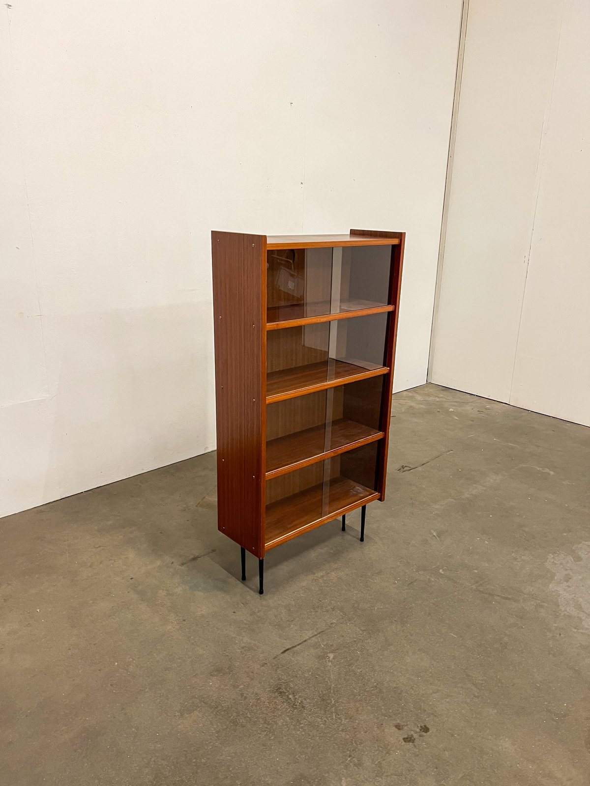 Vitrine bibliothèque en teck vintage – meuble scandinave étagère vitrée années 60