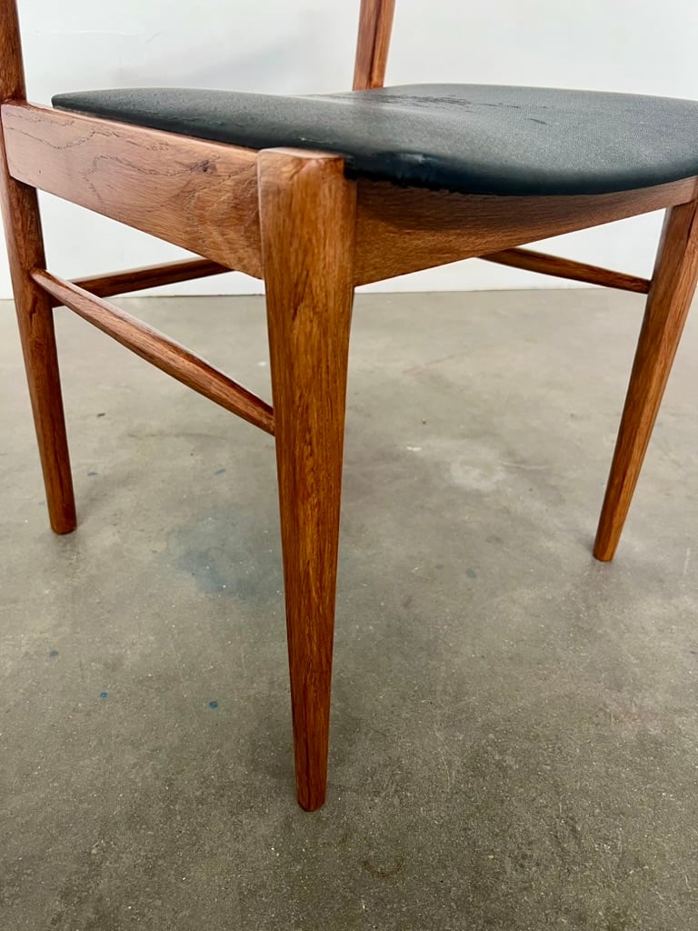 Chaise vintage en bois et skaï noir