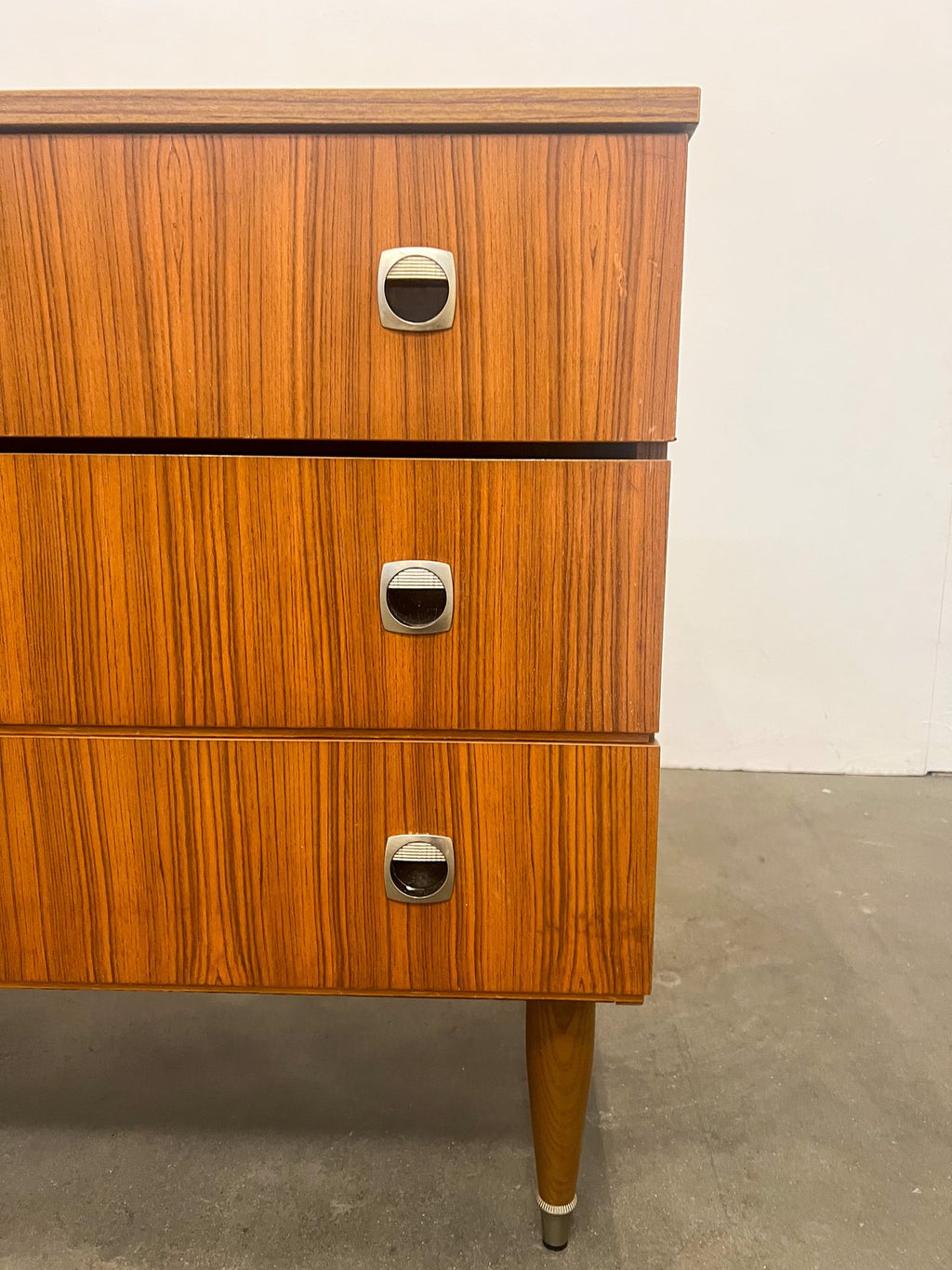 Commode vintage 3 tiroirs bois et poignées métal – style scandinave années 60