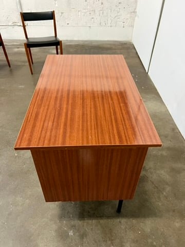 Petit bureau vintage à structure tubulaire noire