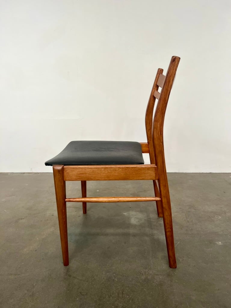 Chaise vintage en bois et skaï noir