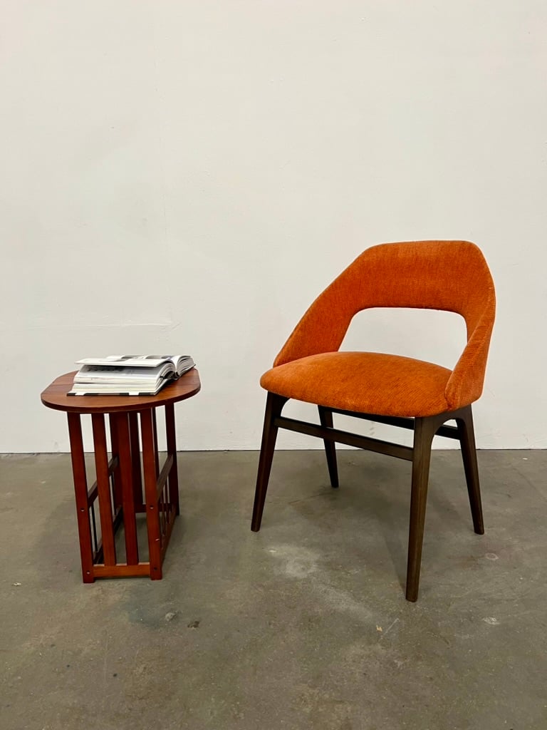 Fauteuil des années 60/70 assise et dossier garnis de velours orangé