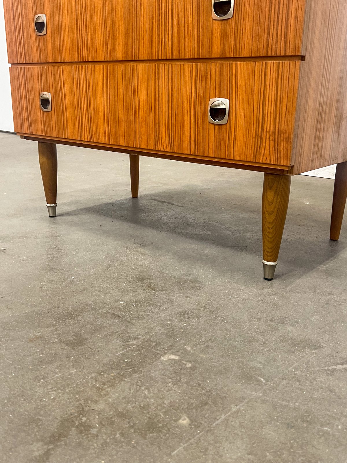 Commode vintage 3 tiroirs bois et poignées métal – style scandinave années 60