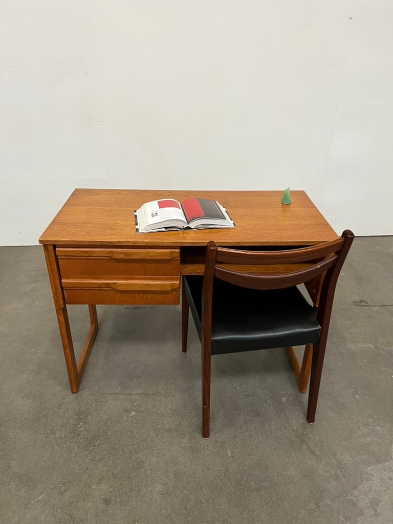 Bureau vintage en teck 2 tiroirs – bureau scandinave années 60