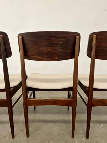 Suite de 4 chaises vintage retapissées