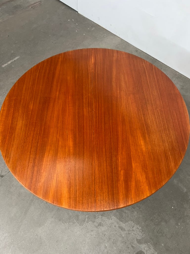 Table ronde en teck vintage – table scandinave 130 cm années 60