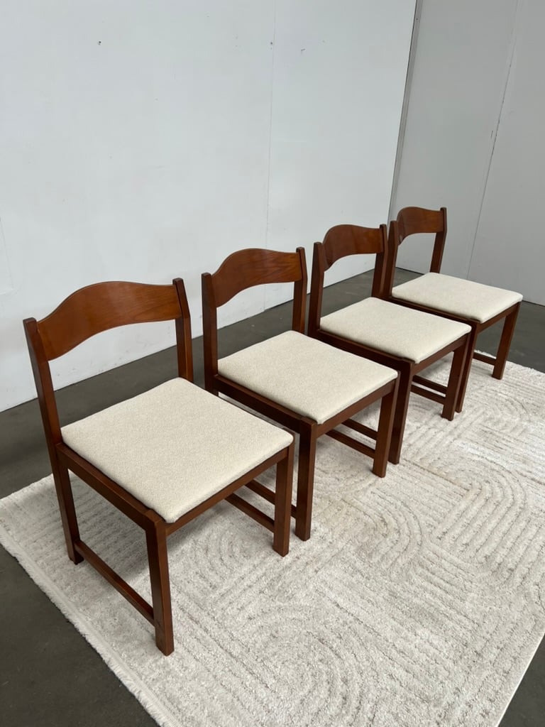Lot de 4 chaises scandinaves en teck – tissu bouclette