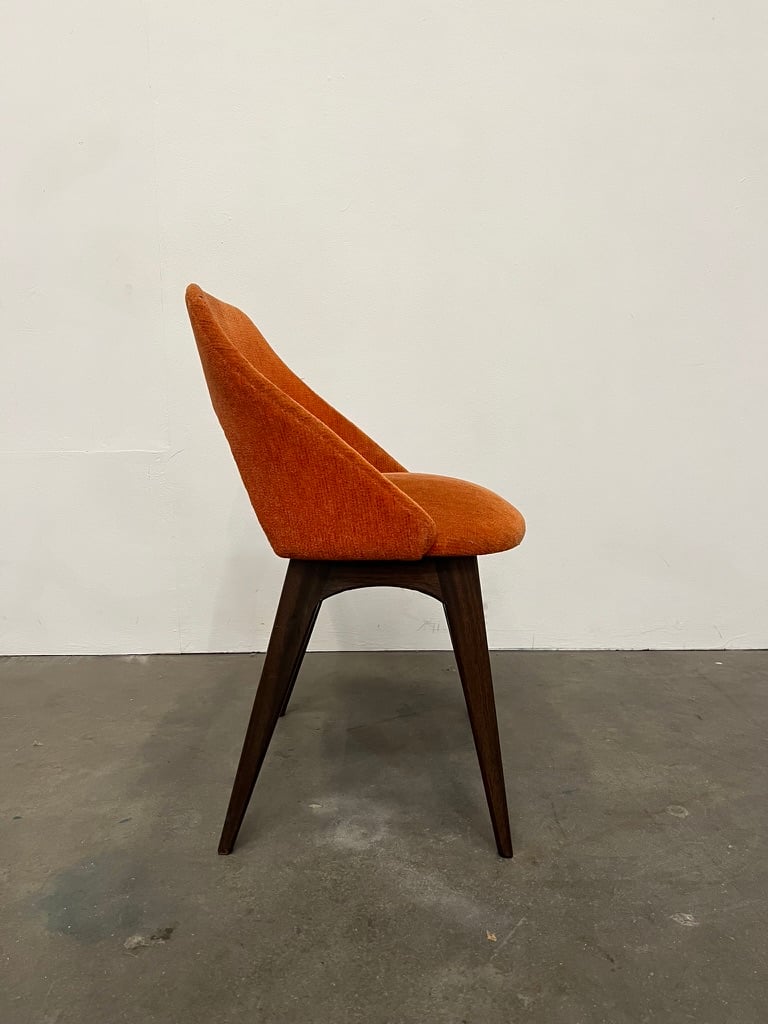 Fauteuil des années 60/70 assise et dossier garnis de velours orangé