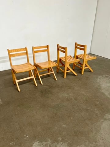 Lot de 4 chaises en bois massif.