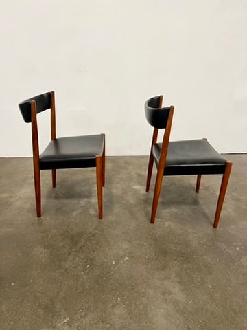 Lot de deux chaises en bois, assise et dossier en skaï noir.
