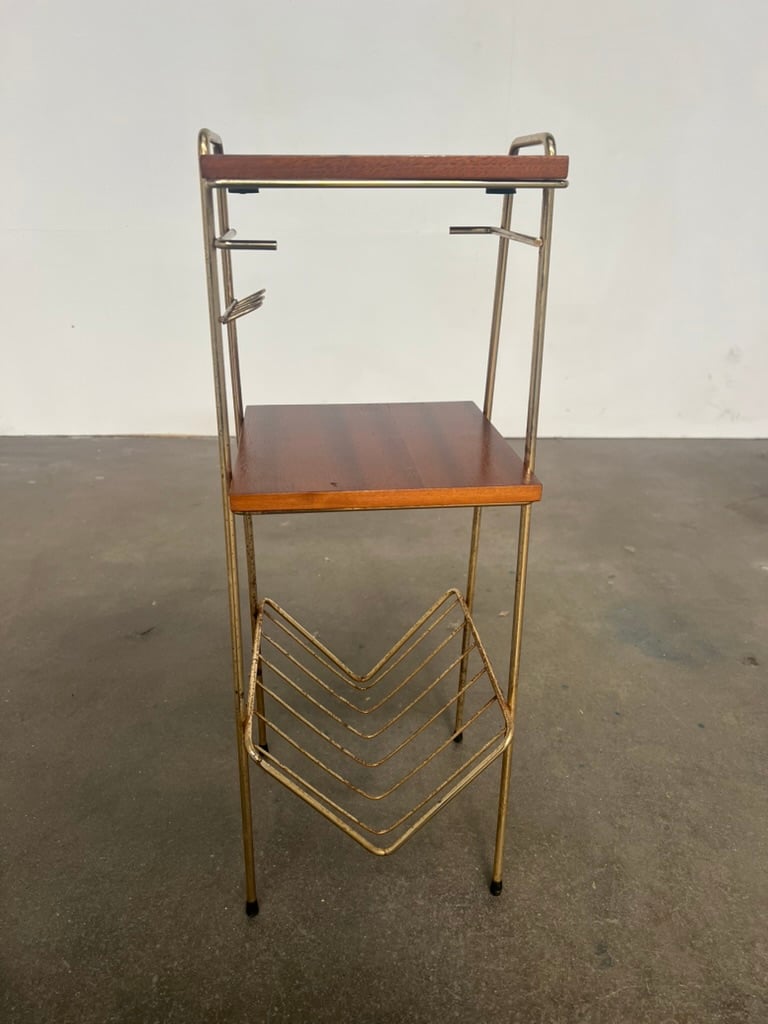 Table basse porte-revues en métal doré