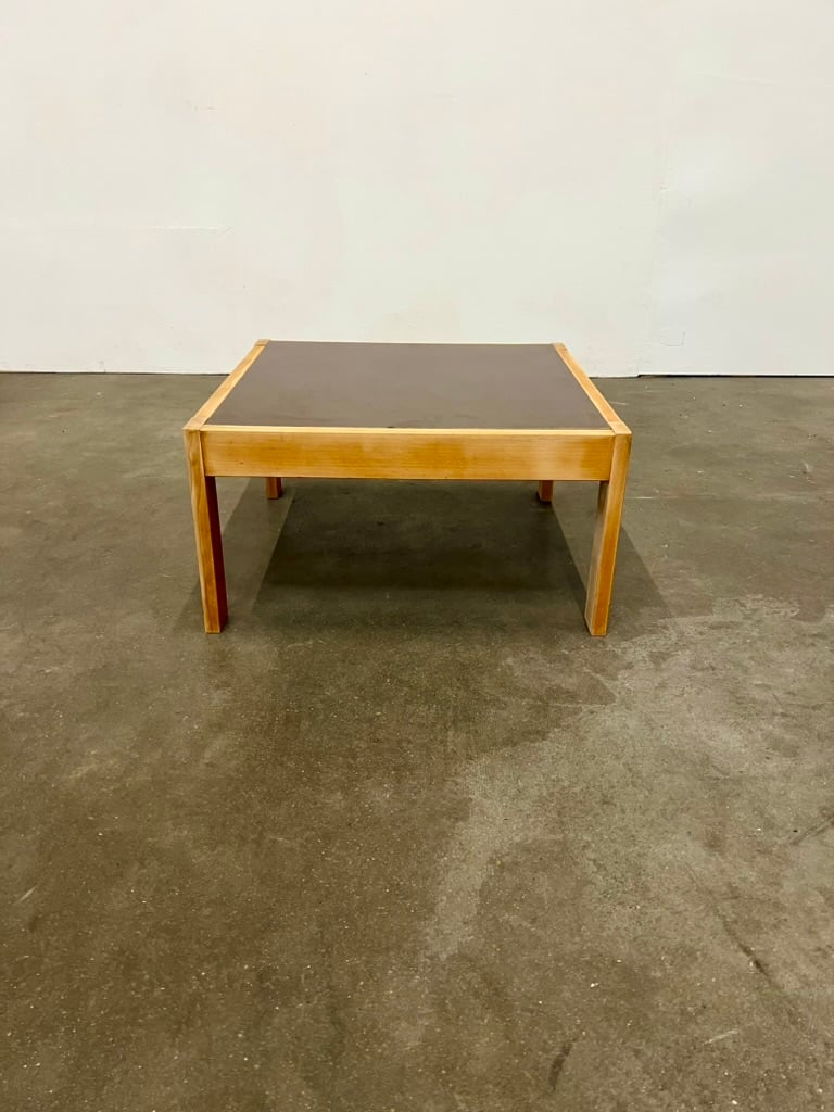 Table basse vintage, structure bois et plateau brun