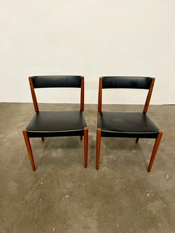 Lot de deux chaises en bois, assise et dossier en skaï noir.