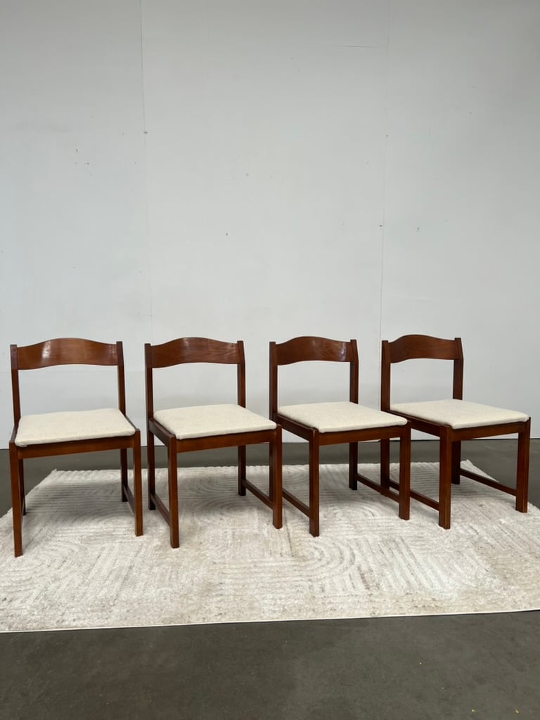 Lot de 4 chaises scandinaves en teck – tissu bouclette