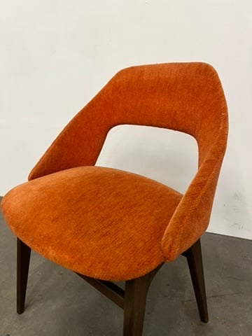 Fauteuil des années 60/70 assise et dossier garnis de velours orangé