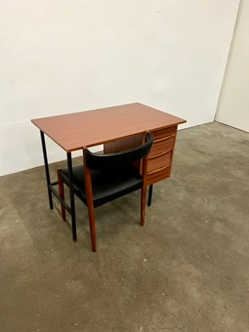 Petit bureau vintage à structure tubulaire noire