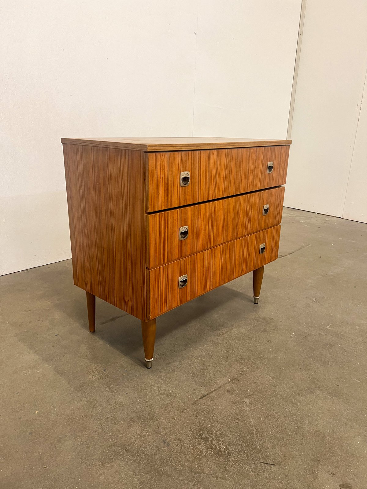 Commode vintage 3 tiroirs bois et poignées métal – style scandinave années 60