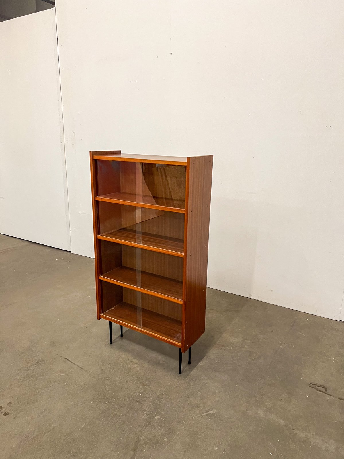 Vitrine bibliothèque en teck vintage – meuble scandinave étagère vitrée années 60