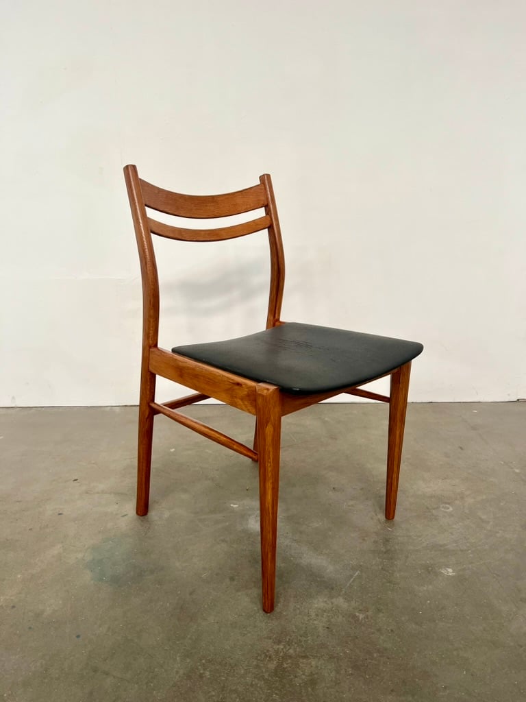 Chaise vintage en bois et skaï noir