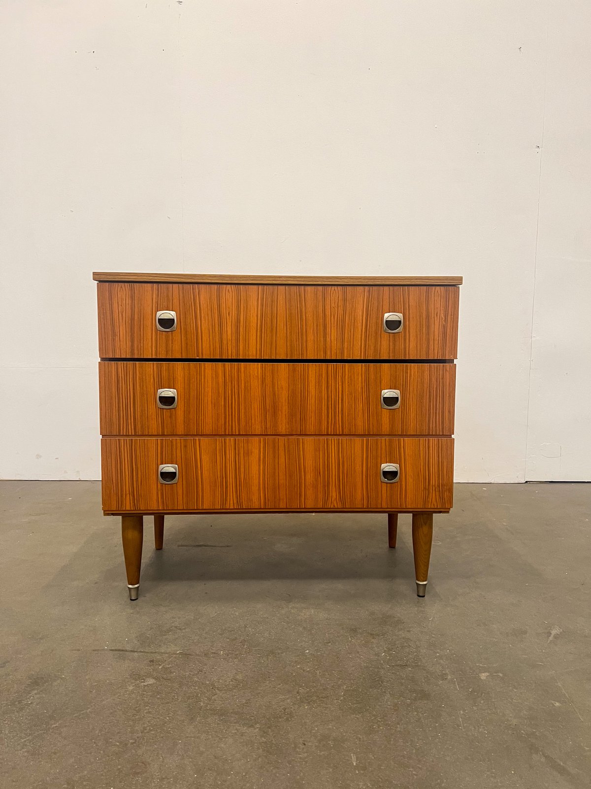 Commode vintage 3 tiroirs bois et poignées métal – style scandinave années 60