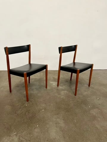 Lot de deux chaises en bois, assise et dossier en skaï noir.