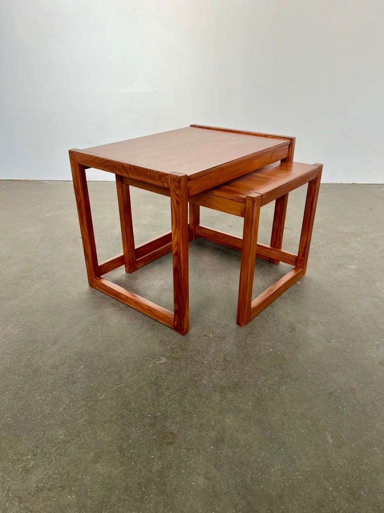 Lot de deux tables gigognes en bois