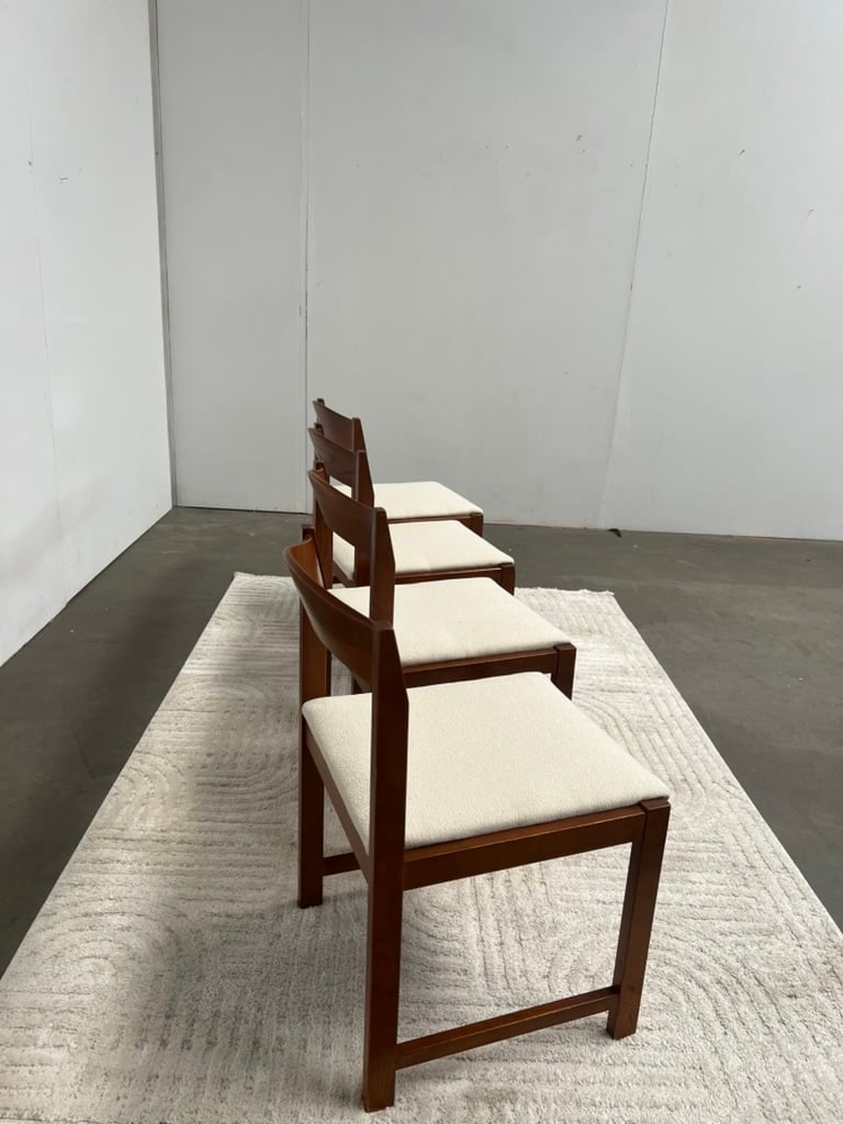 Lot de 4 chaises scandinaves en teck – tissu bouclette