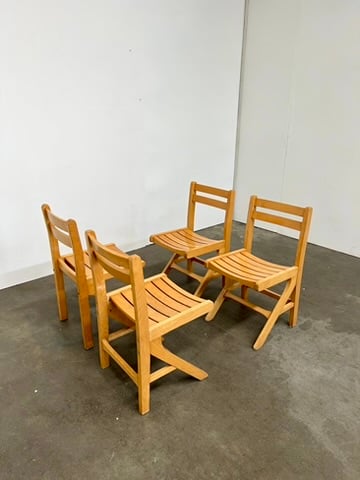 Lot de 4 chaises en bois massif.