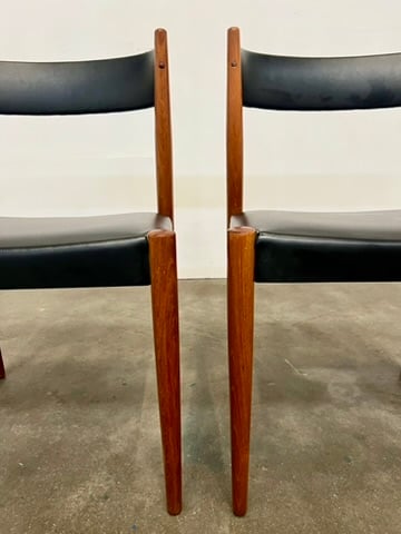 Lot de deux chaises en bois, assise et dossier en skaï noir.