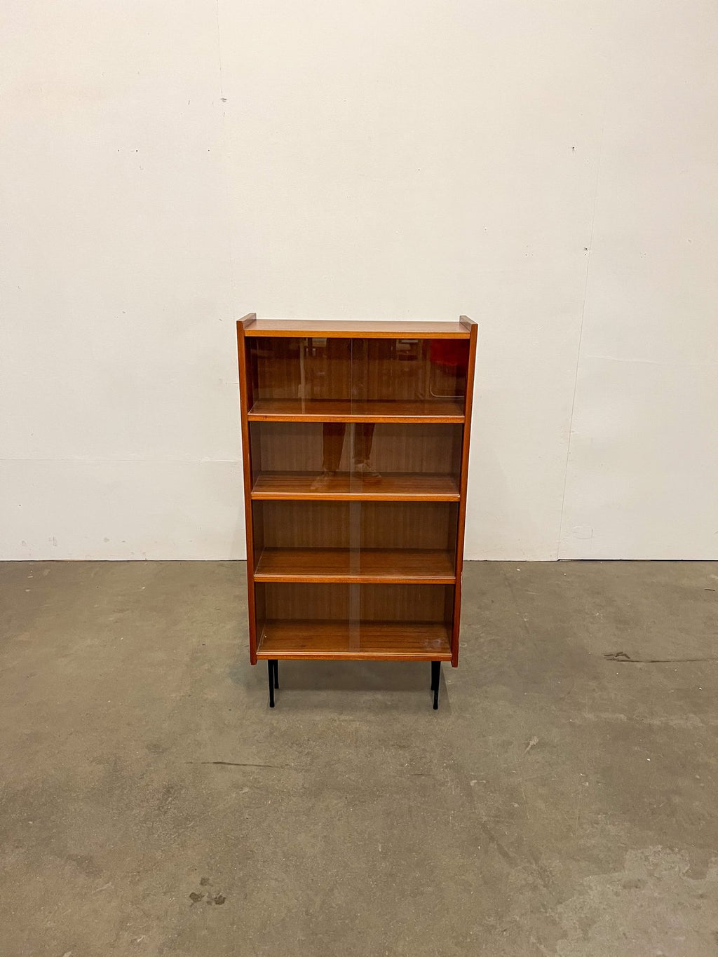 Vitrine bibliothèque en teck vintage – meuble scandinave étagère vitrée années 60