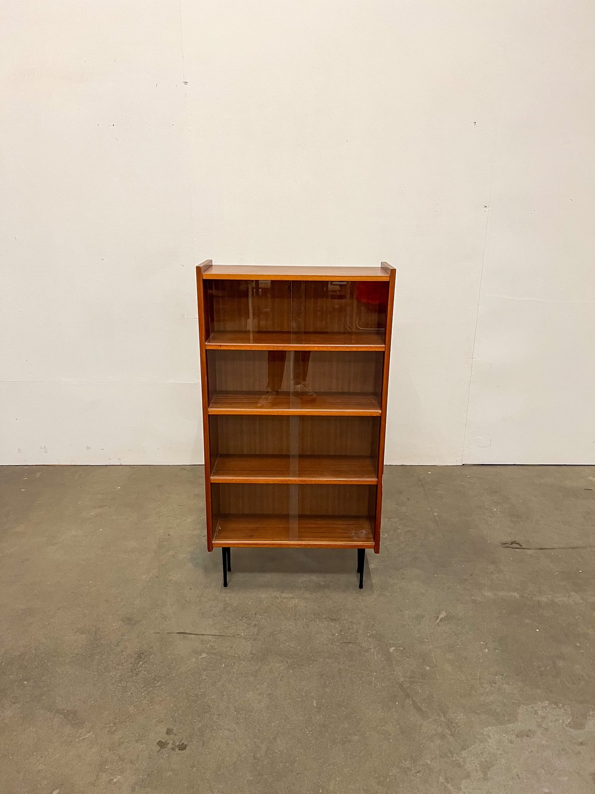 Vitrine bibliothèque en teck vintage – meuble scandinave étagère vitrée années 60