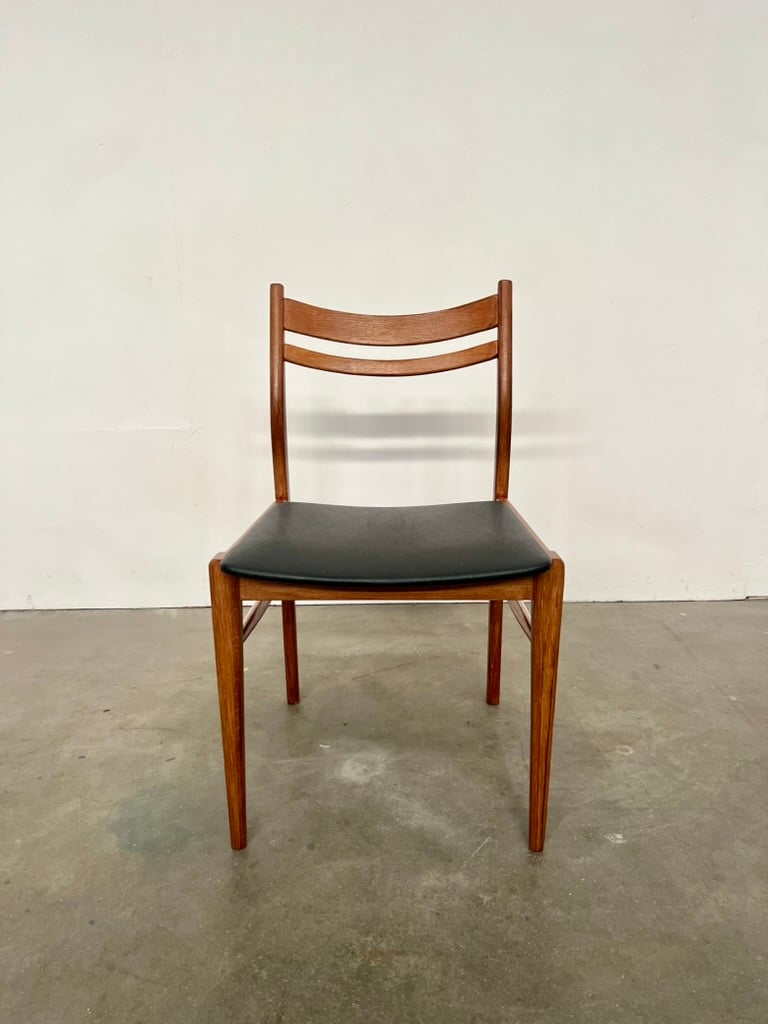Chaise vintage en bois et skaï noir