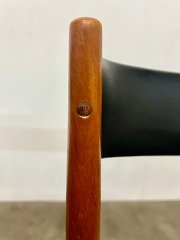 Lot de deux chaises en bois, assise et dossier en skaï noir.