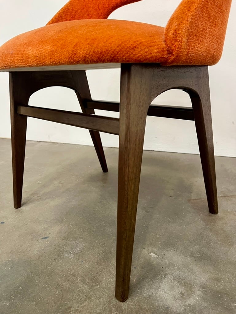 Fauteuil des années 60/70 assise et dossier garnis de velours orangé
