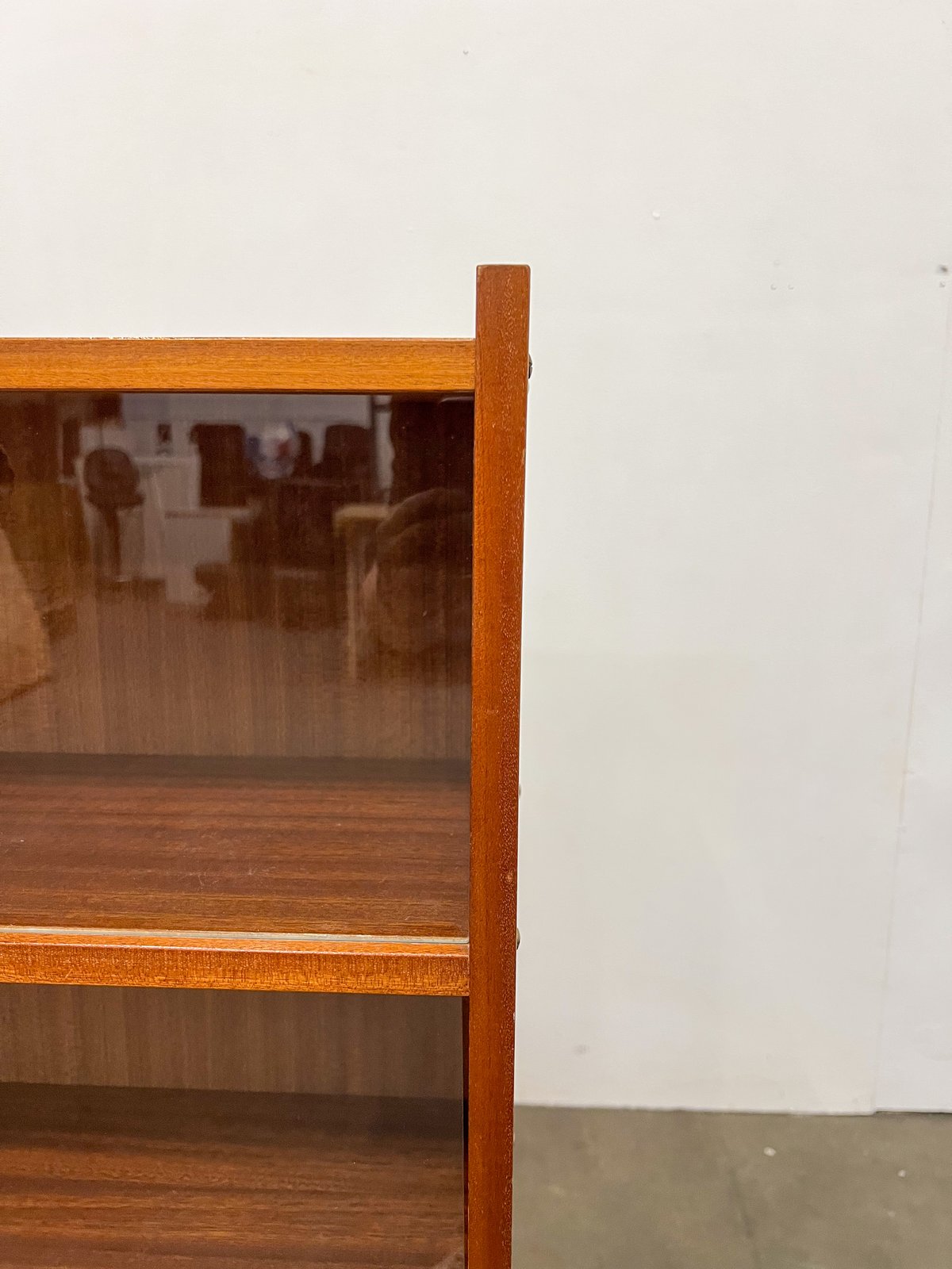 Vitrine bibliothèque en teck vintage – meuble scandinave étagère vitrée années 60