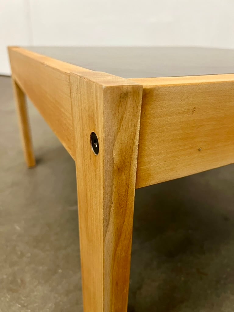 Table basse vintage, structure bois et plateau brun