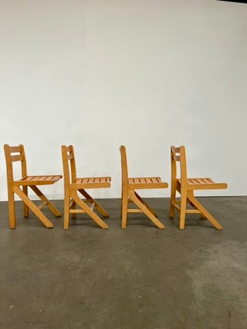 Lot de 4 chaises en bois massif.