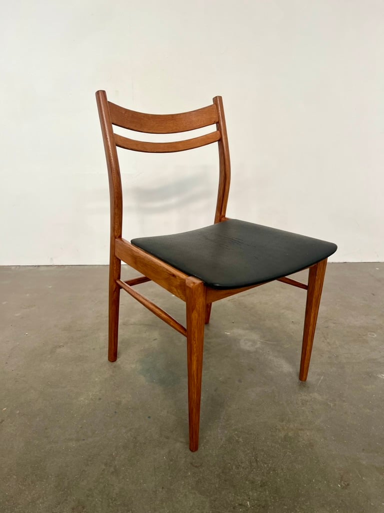Chaise vintage en bois et skaï noir
