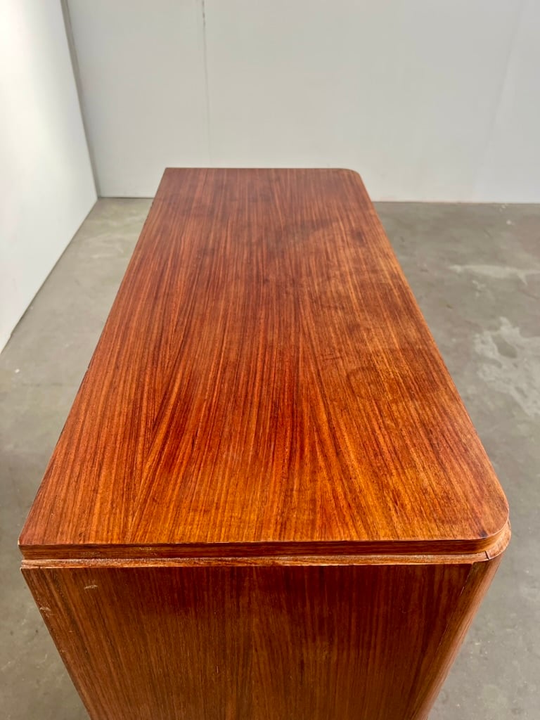 Commode vintage en bois fruitier