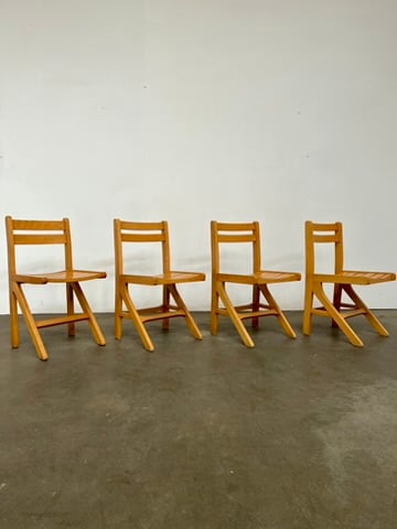 Lot de 4 chaises en bois massif.