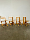 Lot de 4 chaises en bois massif.