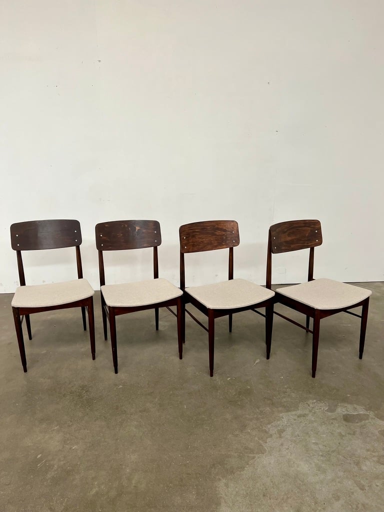 Suite de 4 chaises vintage retapissées