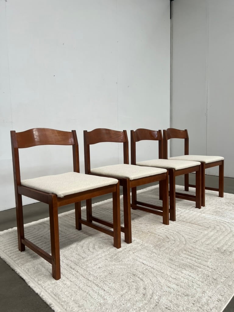 Lot de 4 chaises scandinaves en teck – tissu bouclette