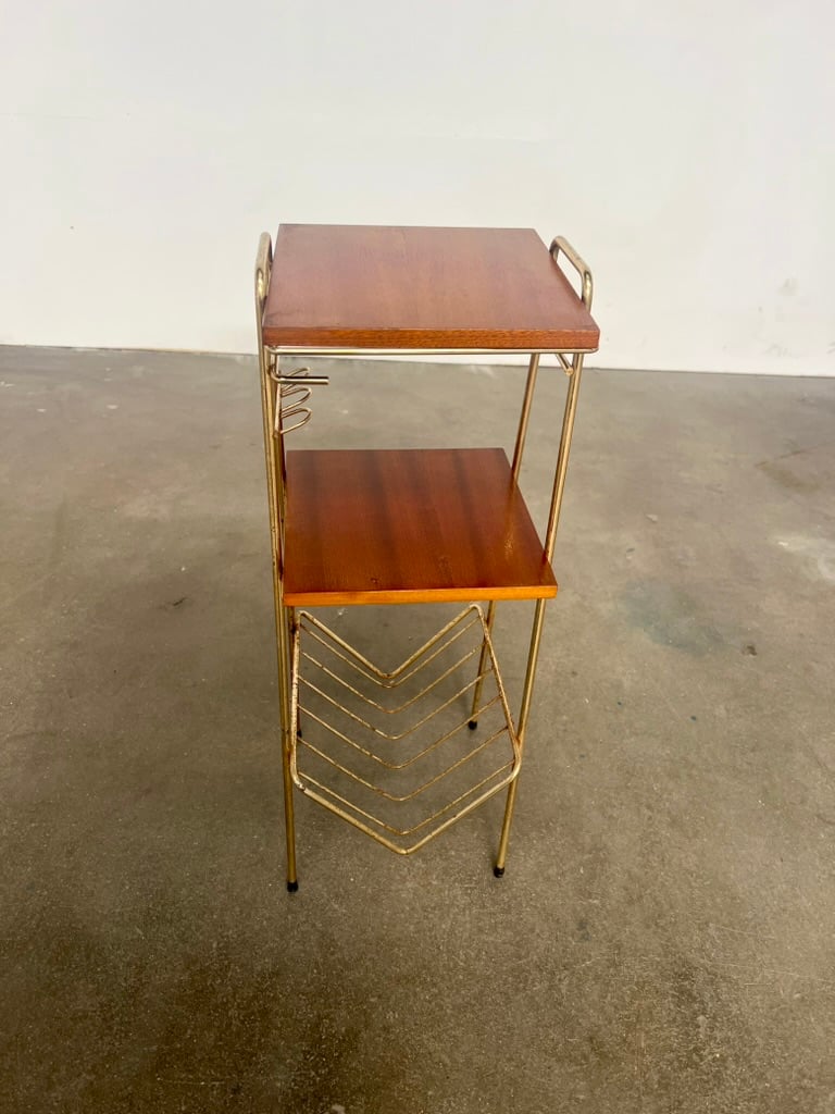 Table basse porte-revues en métal doré