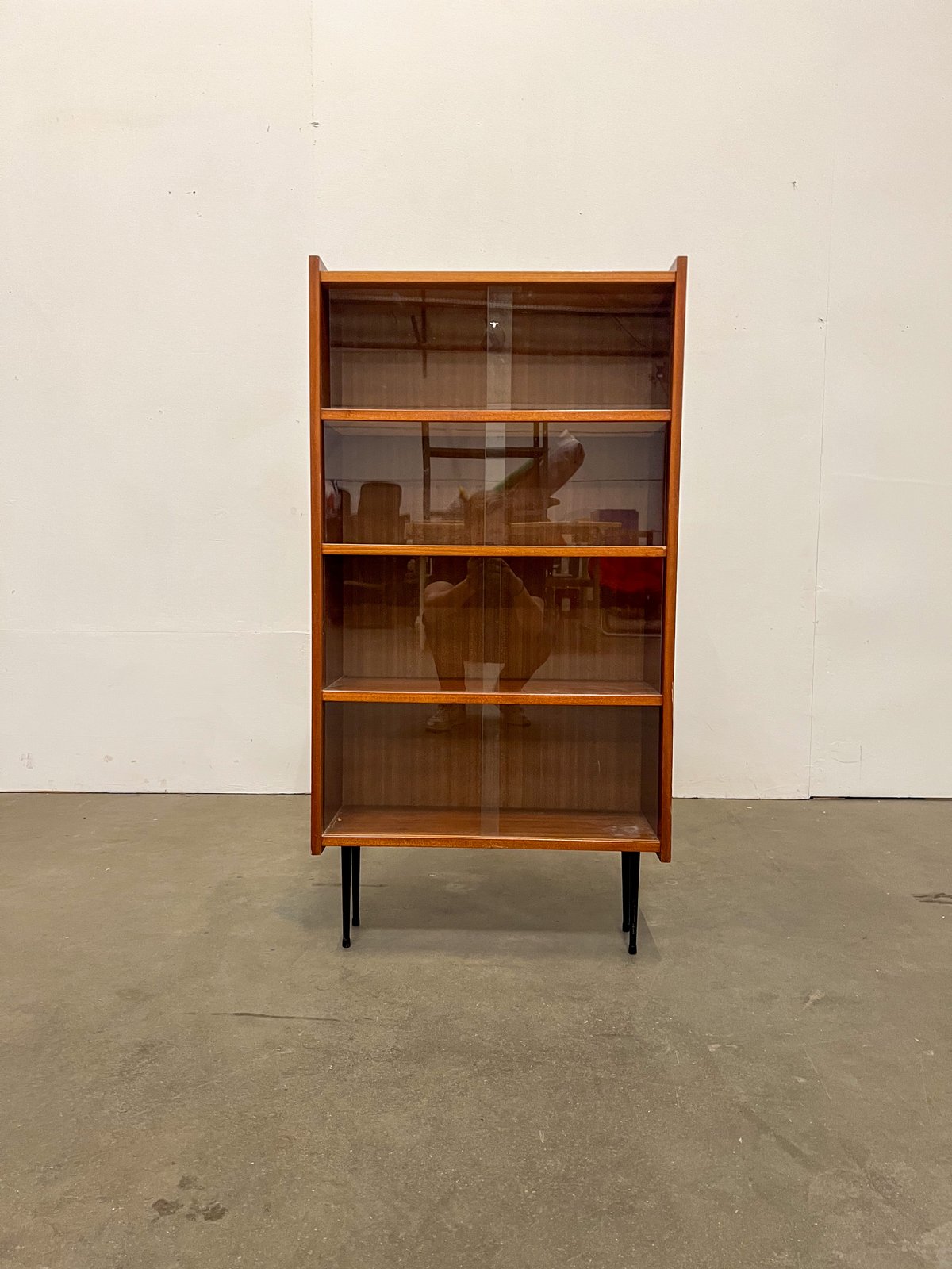 Vitrine bibliothèque en teck vintage – meuble scandinave étagère vitrée années 60