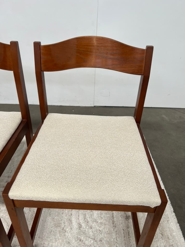 Lot de 4 chaises scandinaves en teck – tissu bouclette