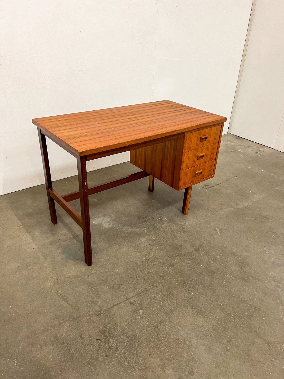 Bureau vintage en teck 3 tiroirs – bureau scandinave années 60
