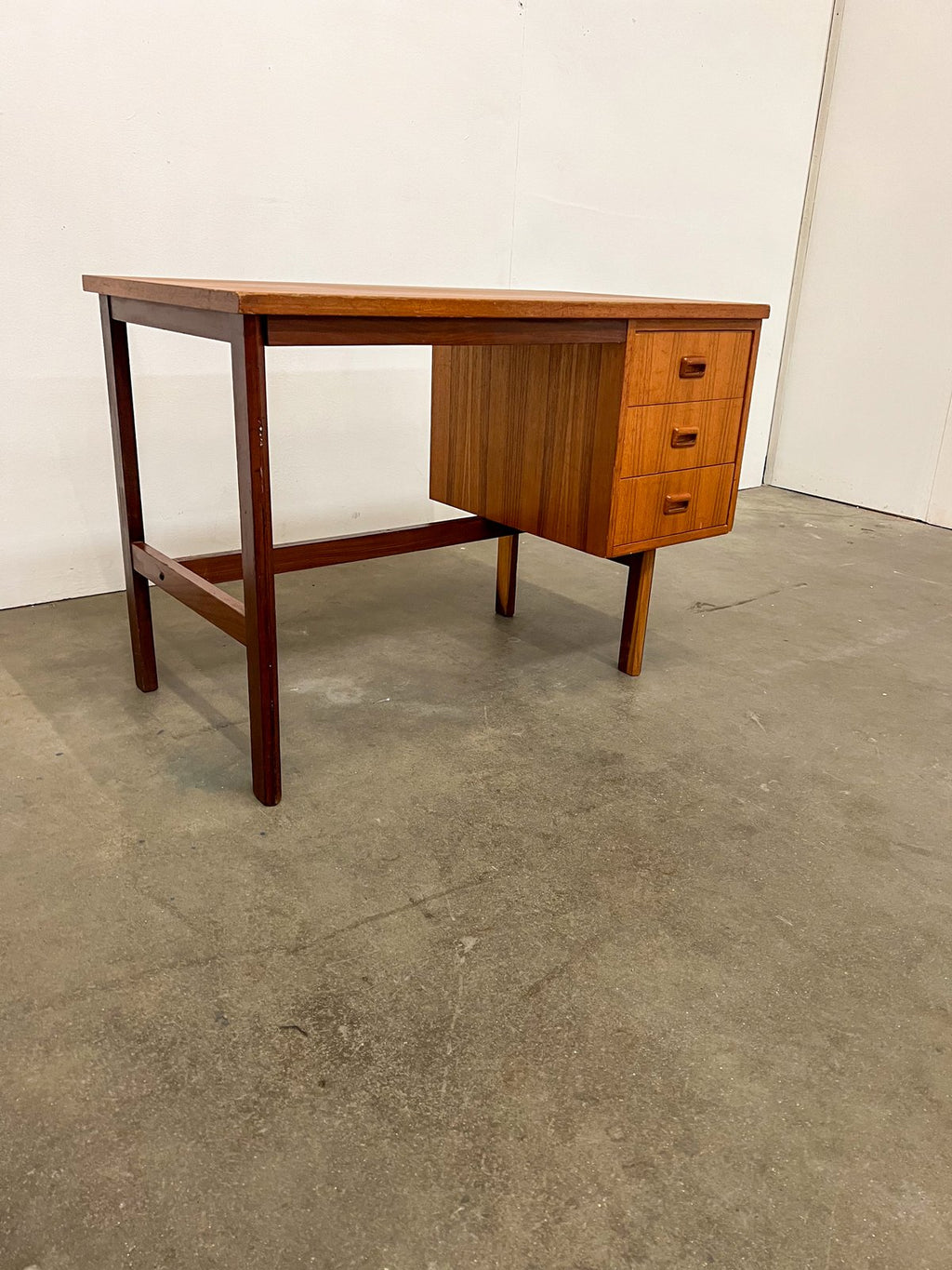 Bureau vintage en teck 3 tiroirs – bureau scandinave années 60