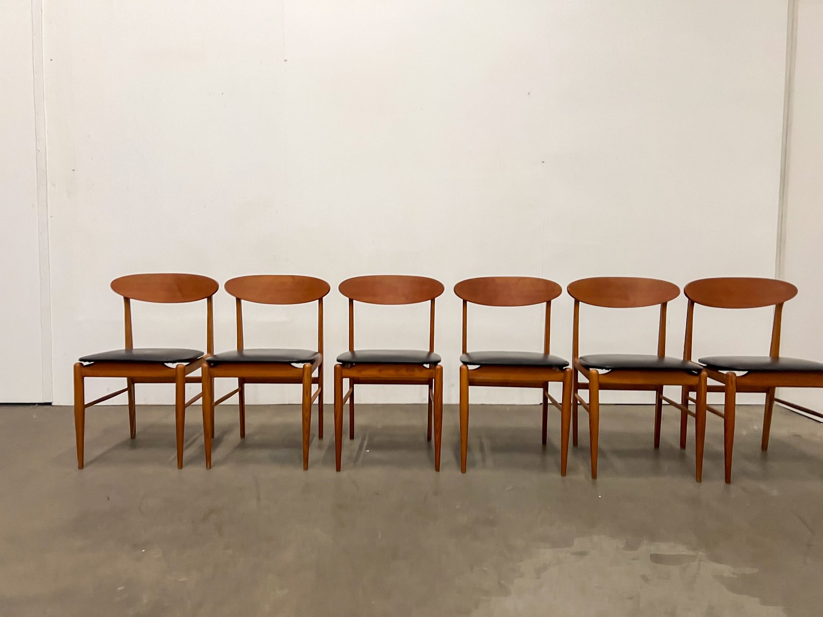 Lot de 6 chaises scandinaves vintage – chaises en bois et skaï noir années 60